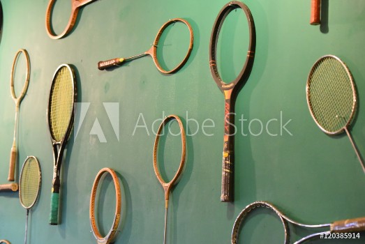 Picture of tennis racket on the wall